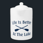 Tetera La vida es mejor en el lago divertidos remos cruza<br><div class="desc">La vida es mejor en el lago,  divertido barco cruzado de tetera de remos. Accesorio lindo con remo náutico y cita humorística.</div>