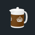 Tetera Mantener la corona tranquila en la decoración marr<br><div class="desc">Mantén la corona tranquila en el chocolate marrón. Puede personalizar esto con su texto. E Utilice el vínculo "Preguntar a este diseñador" para contactarnos con sus solicitudes de diseño especiales o para obtener ayuda con sus necesidades de personalización.</div>