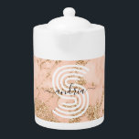 Tetera Mármol Purpurina de oro Rosa, Nombre de guión qué<br><div class="desc">Diseño de mármol purpurina de oro Rosa con nombre de escritura negro y monograma blanco grande.</div>