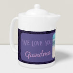 Tetera Moda Fotos Personalizadas Mensajes de texto Abuela<br><div class="desc">Disfruta de tu té matutino con estilo con nuestra Moda de texto de foto personalizada Tea Pot. Esta tetera es una manera perfecta de darle un toque personal a su rutina de té, con una parte delantera personalizado con su foto y texto. El diseño floral vintage proporciona un bello telón...</div>