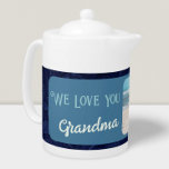 Tetera Moda Texto de foto personalizado Regalo de abuela<br><div class="desc">Disfruta de tu té matutino con estilo con nuestra Moda de texto de foto personalizada Tea Pot. Esta tetera es una manera perfecta de darle un toque personal a su rutina de té, con una parte delantera personalizado con su foto y texto. El diseño floral vintage proporciona un bello telón...</div>