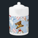 Tetera Modelo de Alicia del país de las maravillas<br><div class="desc">Éste es un diseño inspirado país de las maravillas hermoso que hace el regalo perfecto.</div>