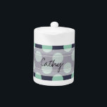 Tetera Modelo de lunar de la verde menta de los azules<br><div class="desc">Modelo de lunar elegante de la verde menta de los azules marinos del monograma. Modelo de moda, de la diversión, lindo, femenino, elegante, moderno, de los azules marinos y de la verde menta de lunar con los lunares de la verde menta contra un fondo de los azules marinos. El diseño...</div>