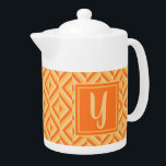 Tetera Monograma Naranja Patrón de diamante de tres tonos<br><div class="desc">Haz tu té en esta tetera de patrón de diamante de tres tonos de Naranja de Monograma. Presenta un patrón de diamante geométrico en tres tonalidades de naranja con un naranja inicial en luz contra un cuadrado naranja oscuro. Personalízalo con tu inicial. Dale a tu té un toque de color...</div>