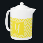Tetera Monograma Patrón de diamante de tres tonos amarill<br><div class="desc">Haz tu té en esta tetera de patrón de diamantes de tres tonos amarillos de monograma. Presenta un patrón de diamante geométrico en tres tonalidades de amarillo con una inicial en amarillo claro contra un cuadrado amarillo oscuro. Personalízalo con tu inicial. Una gran idea de regalo para el amante del...</div>