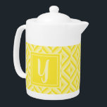 Tetera Monograma Patrón de diamante de tres tonos amarill<br><div class="desc">Haz tu té en esta tetera de patrón de diamantes de tres tonos amarillos de monograma. Presenta un patrón de diamante geométrico en tres tonalidades de amarillo con una inicial en amarillo claro contra un cuadrado amarillo oscuro. Personalízalo con tu inicial. Una gran idea de regalo para el amante del...</div>
