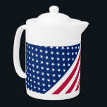Tetera Monogramado Personalizado de tiras de bandera esta<br><div class="desc">El todo americano, Stars and Stripes, Old Glory, Star-Spangled Banner, bandera de EEUU, personalizado, personalizado, hermoso guión falso de oro / nombre de tipografía / monograma / iniciales, cool, moda, elegante, elegante, monogramado, 100% de porcelana blanca, caja fuerte de lavavajillas, caja fuerte de microondas, tetera, para mostrar tu orgullo, patriotismo,...</div>