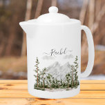 Tetera Monogramaje de la Montaña de las Acuarelas y el Bo<br><div class="desc">Sip en estilo con nuestra Monogramada Watercolor Mountain y Forest Teapot! Personalízalo con su monograma y disfrute de la mezcla de encanto rústico y ambiente natural. Ideal para los amantes del té que aprecian un toque de elegancia personalizada.</div>