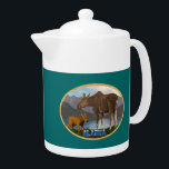 Tetera Moose in the Meadow<br><div class="desc">Una mami mamá y su lindo ternero con un lago y montañas a lo lejos. También aparece el texto que dice "Alaska" en una fuente cubierta de nieve. Puede elegir otro color de fondo.</div>
