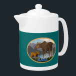 Tetera Moose in the Meadow<br><div class="desc">Una mami mamá y su lindo ternero con un lago y montañas a lo lejos. También aparece el texto que dice "Alaska" en una fuente cubierta de nieve. Puede elegir otro color de fondo.</div>