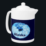 Tetera Moose urbano<br><div class="desc">Imagen en azul y blanco de un alce de vaca en un entorno urbano durante el invierno. Moose son residentes de todo el año en muchas comunidades de Alaska. Aquí en Anchorage hay unos 1500 animales, junto con lobos, osos marrones y otros animales salvajes. Por lo general se comportan bien....</div>