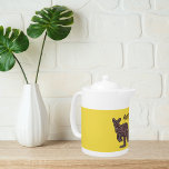 Tetera Mosaico aborigen canguro<br><div class="desc">Teapot presenta silueta de canguro en mosaico aborigen sobre fondo amarillo con "Australia" en texto de estilo grunge</div>