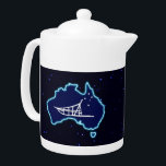 Tetera Mushing Down Under<br><div class="desc">Una simple silueta blanca de un trineo de perro y la Cruz del Sur superpusieron en un mapa azul de Australia. Todo en un fondo estelar. ¿Quién lo hubiera pensado? Mushing boca abajo en Oz. El trineo de perros es bastante popular en Australia. En el Monte Hotham en Victoria hay...</div>