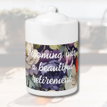 Tetera Mystic Flowers Personalizado Retirement Gifts para<br><div class="desc">Aprecie su retiro con nuestra colección de Flores Místicas - un sincero homenaje a su viaje con diseños florales y atemporales que florecen con nostalgia. Personalizar estos reflexivos regalos para celebrar la belleza de su nuevo capítulo,  capturando la esencia de su notable historia.</div>