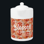 Tetera Naranja Floral | BENEFICIADOS | Escritura cristian<br><div class="desc">Celebra tu fe, mientras bebes tu bebida caliente favorita. El mensaje inspirador te recuerda que estás bendecido en el nombre de Jesús. Referencia a la escritura Efesios 1:3 (Bendecido con cada bendición espiritual). Todo totalmente personalizable para que puedas personalizar con tu propia referencia o texto de guiones favoritos (por ejemplo,...</div>