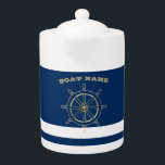 Tetera Náutica,Rueda de barco de oro, franjas azules de l<br><div class="desc">Esta imagen muestra una rueda de barco sobre un fondo de rayas azul marino.</div>