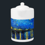 Tetera Noche estrellada sobre el Ródano por Vincent Van G<br><div class="desc">Noche estrellada sobre el Ródano por Vincent Van Gogh. Esta es una antigua obra maestra del pintor holandés Vincent Van Gogh. Este bonito cuadro tiene un hermoso, vibrante color saturado. Vincent Van Gogh fue un pintor post impresionista holandés. Este cuadro fue pintado a orillas de Ródano en Francia. Esta imagen...</div>