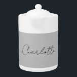 Tetera Nombre de guión manuscrito minimalista Gris<br><div class="desc">Este producto fue muy bueno y me encanta lo fácil que es para el diseño personalizar. El diseño era muy sencillo,  así que me siento muy complacido cuando lo creo.</div>