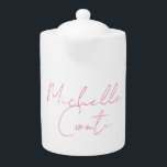 Tetera Nombre del complemento blanco rosado minimalista<br><div class="desc">Un gran diseño con letras caligráficas sobre un fondo blanco. Llamarás toda la atención sobre ti mismo. Tu nombre en negrita y su dirección sorprenderá a todos en un instante.</div>