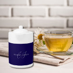 Tetera nombre minimalista clásico azul y blanco personali<br><div class="desc">el diseño muestra un nombre de personalizable junto con un monograma de nombre de personalizable en caligrafía blanca clásica y tipografía con fondo azul marino.</div>
