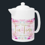 Tetera Nombre personalizado bonito Floral Rosa y Oro<br><div class="desc">Magnífico diseño floral en rosa y blanco con guarnecido dorado. Este diseño femenino adorable es elegante, femenino y de lujo. Incluye la opción de cambiar TEA TIME a cualquier texto que desee para un toque realmente personalizado. Las flores de bonito de tonos pastel alegran el día. Un diseño elegante y...</div>