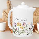 Tetera Nombre personalizado Jardín de flores silvestres<br><div class="desc">Trae un toque de belleza natural a su espacio con nuestra tetera Personalizada Name Wildflower Garden . Descubra una encantadora colección de flores de colores que traerán el encanto de la naturaleza al interior. Puede agregarle su nombre. Idóneo como regalo para los amantes de la naturaleza y de las flores....</div>