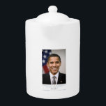 Tetera Oficina del Presidente Electo Barack Obama<br><div class="desc">El retrato del presidente electo, Barack Obama, fue el 44° presidente de los Estados Unidos. Su historia es la historia de Estados Unidos; valores del corazón, una educación de clase media en una familia fuerte, trabajo duro y educación como el medio de avanzar, y la convicción de que una vida...</div>