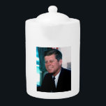 Tetera Oficina Oval del Presidente John F. Kennedy<br><div class="desc">La Oficina Oval se convirtió en el centro de mando de John F. Kennedy durante su tumultuosa presidencia. Alejándose de la grandiosidad de los presidentes anteriores, JFK prefería un entorno más íntimo para las reuniones y la toma de decisiones. La icónica imagen de él meciendo en su mecedora, regalada por...</div>