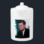 Tetera Oficina Oval del Presidente John F. Kennedy<br><div class="desc">La Oficina Oval se convirtió en el centro de mando de John F. Kennedy durante su tumultuosa presidencia. Alejándose de la grandiosidad de los presidentes anteriores, JFK prefería un entorno más íntimo para las reuniones y la toma de decisiones. La icónica imagen de él meciendo en su mecedora, regalada por...</div>