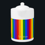 Tetera Orgullo gay LGBT Bandera de rayas arco iris Monogr<br><div class="desc">Hermoso, vibrante, el orgullo gay LGBT colores de la bandera arcoíris, colores de las franjas geométricas coloridas, personalizado, personalizado, moderno, fresco, elegante, elegante y elegante guión de imitación de oro / tipografía / fuente, monogramado, 100% de porcelana blanca, caja fuerte con lavavajillas, caja fuerte con microondas, tetera. Simplemente escriba su...</div>