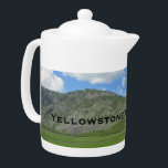 Tetera Parque nacional Yellowstone Photo Valley<br><div class="desc">Esta tetera del Parque Nacional Yellowstone cuenta con uno de los muchos paisajes hermosos y variados de este enorme Parque Nacional. La exuberante hierba verde llena el valle y está enmarcada por las montañas coronadas por nubes salpicadas de cielo azul. Las hermosas montañas proporcionan el fondo para el "Parque Nacional...</div>