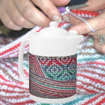 Tetera Patrón croqueteado brillante de color<br><div class="desc">Esta bonita tetera blanca parece envuelta en una tetera coqueteada y acogedora. Esta tetera acogedora es en realidad la imagen fotográfica de un patrón crochet de colores vivos y bonitos múltiples de rosa,  azul,  verde y morado. Esta es la fotografía original de arte y artesanía de JLW_Photography.</div>