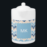 Tetera Patrón de Chevron del Océano Pacífico<br><div class="desc">Estamos celebrando el Océano Pacífico con este divertido patrón de garrapatas de chevron zigzag - usando colores de la playa. Arena, azul oceánico y azul medianoche - Monograma o no, su elección- Hemos dejado todas las imágenes usadas en este personalizable de diseño - Puedes jugar con ellas al contenido de...</div>
