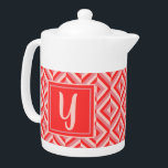 Tetera Patrón de diamante de tres tonos rojos monograma<br><div class="desc">Calienta tu té en esta tetera de patrón de diamantes de tres tonos rojos monocromo. Presenta un patrón de diamante geométrico en tres tonos de rojo con una inicial de rojo claro contra un cuadrado rojo oscuro. Personalízalo con tu inicial. Una gran idea de regalo para ese elegante amante del...</div>