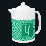 Tetera Patrón de diamante de tres tonos verde monograma<br><div class="desc">Haz tu té favorito en esta tetera de patrón de diamantes verde de tres tonos de Monograma. Presenta un patrón de diamante geométrico en tres tonalidades de verde, con una inicial en verde claro contra un cuadrado verde oscuro. Personalízalo con tu inicial. Dale a tu té un toque de color...</div>