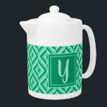Tetera Patrón de diamante de tres tonos verde monograma<br><div class="desc">Haz tu té favorito en esta tetera de patrón de diamantes verde de tres tonos de Monograma. Presenta un patrón de diamante geométrico en tres tonalidades de verde, con una inicial en verde claro contra un cuadrado verde oscuro. Personalízalo con tu inicial. Dale a tu té un toque de color...</div>