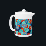 Tetera Patrón de flores Art Decó - azul, turquesa y rojo<br><div class="desc">Patrón Art Déco basado en un crisantemo tradicional y estilizado utilizado en los textiles japoneses,  en tonos azules,  turquesa y rojo intenso,  delineado en oro,  sobre un fondo azul oscuro</div>