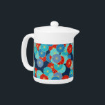 Tetera Patrón de flores Art Decó - azul, turquesa y rojo<br><div class="desc">Patrón Art Déco basado en un crisantemo tradicional y estilizado utilizado en los textiles japoneses,  en tonos azules,  turquesa y rojo intenso,  delineado en oro,  sobre un fondo azul oscuro</div>