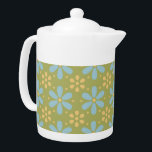 Tetera Patrón de flores azules y amarillas retro<br><div class="desc">Cute como botón es lo que te viene a la mente cuando miras a estas flores dulces retro abstractas azules y amarillas en un patrón de repetición de fondo verde. Oh tan dulce y super adorable también. Este clásico y abstracto patrón floral se traduce a la perfección en la decoración...</div>