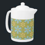 Tetera Patrón de flores azules y amarillas retro<br><div class="desc">Cute como botón es lo que te viene a la mente cuando miras a estas flores dulces retro abstractas azules y amarillas en un patrón de repetición de fondo verde. Oh tan dulce y super adorable también. Este clásico y abstracto patrón floral se traduce a la perfección en la decoración...</div>