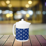 Tetera Patrón de líneas azules y blancas de Shibori<br><div class="desc">Shibori es la técnica japonesa para la anexión. Este patrón de acuarela presenta líneas geométricas blancas en un fondo azul índigo/marino</div>