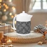 Tetera Patrón de Navidades Selburose escandinavos<br><div class="desc">Hermosa tetera para el invierno presenta un festivo patrón de cuchillos de variación escandinavo / noruego de selburose Navidades en blanco y negro</div>