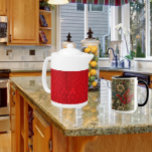 Tetera Patrón de terciopelo rojo de William Morris<br><div class="desc">Este producto presenta un hermoso patrón de terciopelo de seda grabado en relieve de bellota que fue adaptado a un diseño histórico de Morris y compañía, una empresa fundada por William Morris. Morris fue diseñador textil inglés, novelista poeta, traductor y activista social y fue un importante contribuyente al resurgimiento de...</div>