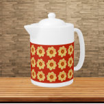 Tetera Patrón floral Dahlia amarillo en rojo<br><div class="desc">Tetera de cerámica blanca con tapa que muestra la foto de una flor Dahlia amarilla sobre un fondo rojo e impresa en un patrón repetido. ¡Un diseño floral y divertido!</div>
