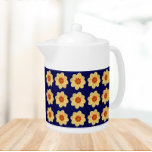 Tetera Patrón floral de Dahlia amarillo en azul<br><div class="desc">Tetera de cerámica blanca con tapa que muestra la foto de una flor Dahlia amarilla en un fondo azul marino e impresa en un patrón de repetición. ¡Un diseño floral y divertido!</div>