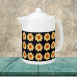 Tetera Patrón floral de Dahlia amarillo en negro<br><div class="desc">Tetera de cerámica blanca con tapa que muestra la foto de una flor Dahlia amarilla sobre un fondo negro e impresa en un patrón repetido. ¡Un diseño floral y divertido!</div>