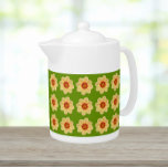 Tetera Patrón floral de Dahlia amarillo en verde<br><div class="desc">Tetera de cerámica blanca con tapa que muestra la foto de una flor Dahlia amarilla sobre un fondo verde lima e impresa en un patrón repetido. ¡Un diseño floral y divertido!</div>