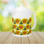 Tetera Patrón floral de girasol amarillo grande<br><div class="desc">Tetera de cerámica blanca con tapa que muestra la imagen de una cabeza de girasol grande y soleada e impresa en un patrón repetido. ¡Un bonito diseño floral!</div>