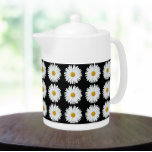 Tetera Patrón floral de margarita blanca sobre negro<br><div class="desc">Tetera de cerámica blanca con tapa que muestra la imagen de una bonito,  flor blanca de margarita sobre un fondo negro e impresa en un patrón de repetición. ¡Un bonito diseño floral!</div>