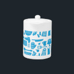Tetera Patrón Kitschy Kitchenware<br><div class="desc">Este diseño de utensilios de cocina azul retro super lindo tiene todo menos el lavabo de cocina. Este divertido diseño de regalos es a la vez kitsch y cool,  así que haga una declaración única y consiga una hoy. ¡También es súper suavizado y descarado!</div>